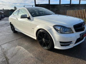 2012 Mercedes-Benz C Class 2.1 C220 Cdi Blueefficiency Amg Sport in White — image 4