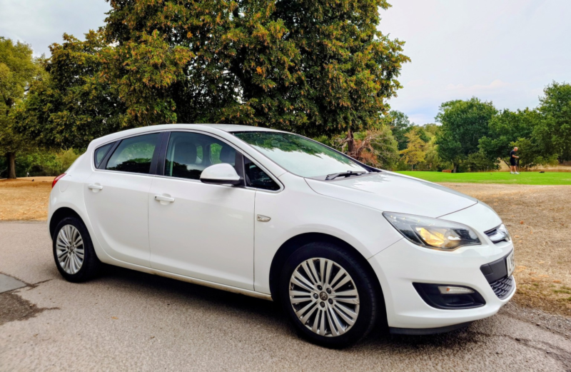 2015 Vauxhall Astra 1.4 16v Excite in White — image 1