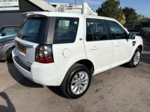 2014 Land Rover Freelander 2 2.2 Td4 Se SUV 5dr Diesel Manual 4WD Euro 5 (s/s) (150 Ps) in White — image 4