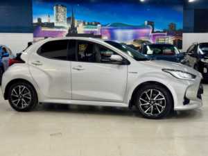 2021 Toyota Yaris 1.5 Vvt-H Design E-CVT Euro 6 (s/s) 5dr in Silver — image 2