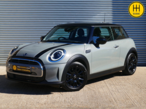 2022 MINI Hatch 1.5 Cooper Classic Hatchback 3dr Petrol Steptronic Euro 6 (s/s) (136 Ps) in Grey — image 3