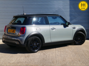 2022 MINI Hatch 1.5 Cooper Classic Hatchback 3dr Petrol Steptronic Euro 6 (s/s) (136 Ps) in Grey — image 4