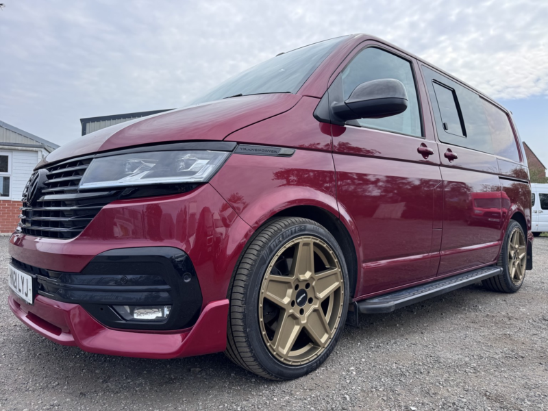 2021 Volkswagen Transporter 2.0 Bitdi T30 Highline Dsg. 199bhp. 6 SEAT Kombi Van . in Red — image 1