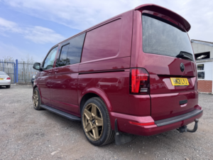 2021 Volkswagen Transporter 2.0 Bitdi T30 Highline Dsg. 199bhp. 6 SEAT Kombi Van . in Red — image 3