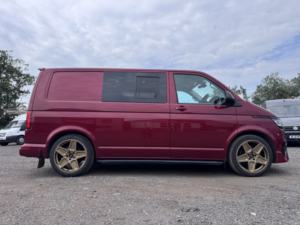 2021 Volkswagen Transporter 2.0 Bitdi T30 Highline Dsg. 199bhp. 6 SEAT Kombi Van . in Red — image 6
