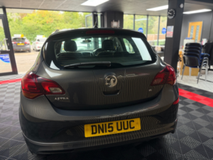 2015 Vauxhall Astra 1.6i Tech Line Gt Hatchback 5dr Petrol Manual Euro 6 (115 Ps) in Grey — image 4
