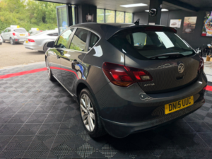 2015 Vauxhall Astra 1.6i Tech Line Gt Hatchback 5dr Petrol Manual Euro 6 (115 Ps) in Grey — image 5