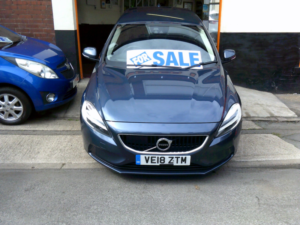 2018 Volvo V40 2.0 Momentum D2 in Blue — image 2