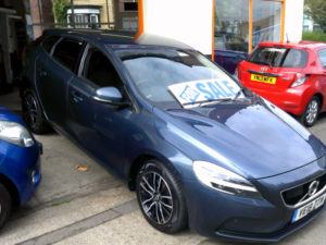 2018 Volvo V40 2.0 Momentum D2 in Blue — image 3