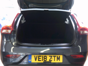 2018 Volvo V40 2.0 Momentum D2 in Blue — image 6