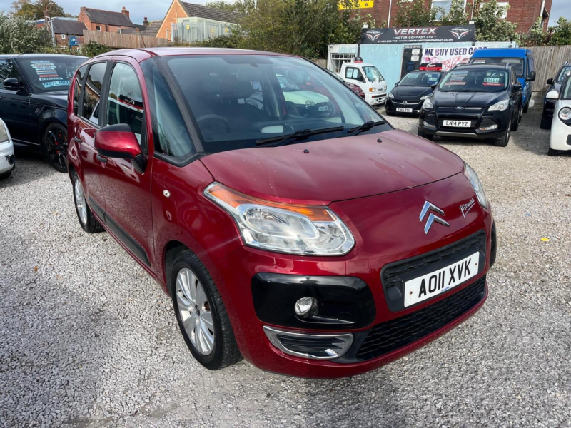 2011 Citroen C3 Picasso 1.6 Hdi Vtr+ Euro 5 5dr in Red — image 1