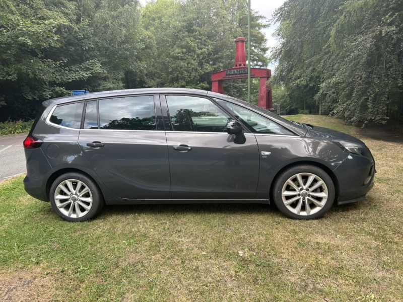 2015 Vauxhall Zafira Tourer 2.0 Cdti Elite in Grey — image 1