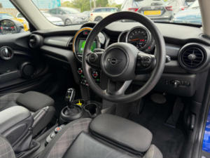 2019 MINI Hatch 1.5 Cooper Classic Steptronic Euro 6 (s/s) 3dr in Blue — image 3