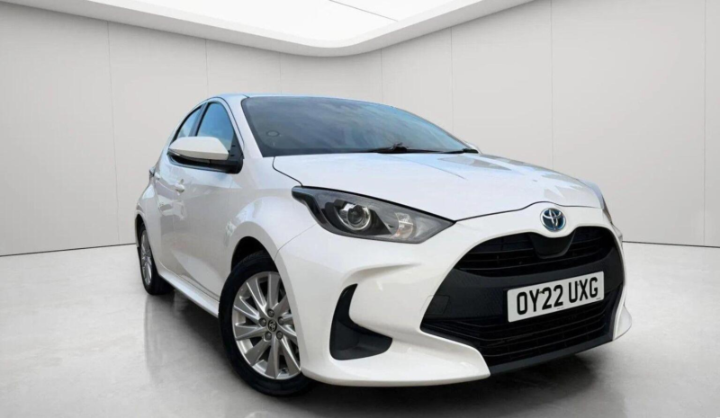 2022 Toyota Yaris 1.5 Vvt-H Icon E-CVT Euro 6 (s/s) 5dr in White — image 1