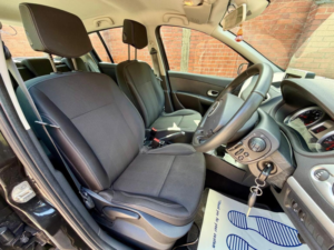 2011 Renault Clio 1.2 Dynamique Tomtom Euro 5 5dr in Black — image 3