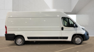 2021 Peugeot Boxer 2.2 Bluehdi 335 Professional in White — image 3