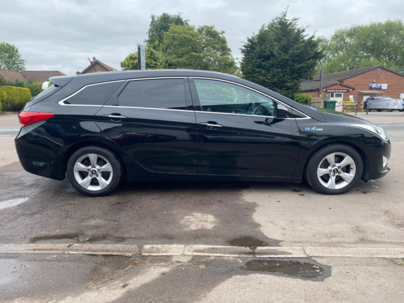 2011 Hyundai I40 1.7 Crdi Blue Drive Style Estate * £35 Road Tax * Sat Nav * Reverse Camera * in Black — image 1