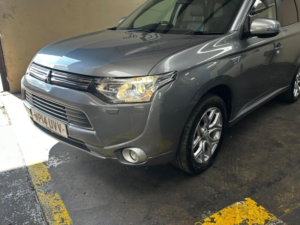 2014 Mitsubishi Outlander 2.0h 12kwh Gx4h CVT 4WD Euro 5 (s/s) 5dr in Grey — image 2