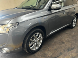 2014 Mitsubishi Outlander 2.0h 12kwh Gx4h CVT 4WD Euro 5 (s/s) 5dr in Grey — image 3