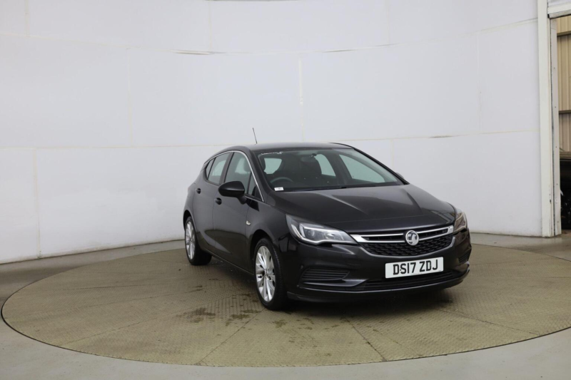 2017 Vauxhall Astra 1.4i Design Euro 6 5dr in Black — image 1