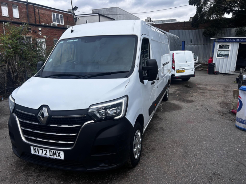 2022 Renault Master 2.3 Dci 35 Business+ Fwd Lwb Medium Roof Euro 6 4dr in White — image 1