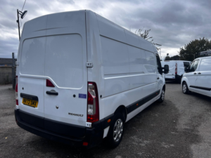 2022 Renault Master 2.3 Dci 35 Business+ Fwd Lwb Medium Roof Euro 6 4dr in White — image 6