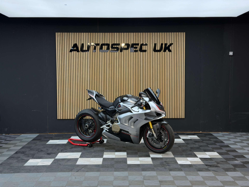 2019 Ducati Panigale V4s 1103 Super Sports Petrol Manual Euro 4 (214 Ps) in Red — image 1