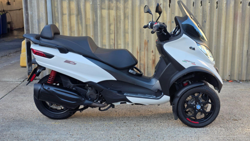 2022 Piaggio Mp3 400 400 Hpe CVT Euro 5 in White — image 1