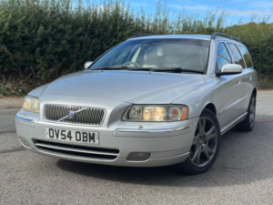 2004 Volvo V70 2.4 T5 Se Geartronic 5dr in Silver — image 2