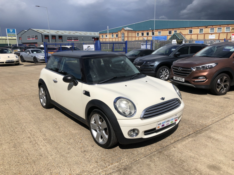 2009 MINI Hatch 1.6 Cooper Hatch in White — image 1