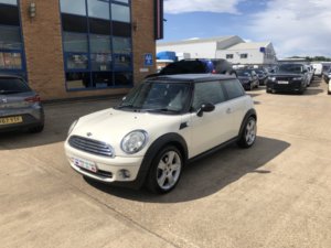 2009 MINI Hatch 1.6 Cooper Hatch in White — image 3