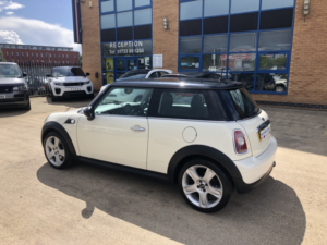 2009 MINI Hatch 1.6 Cooper Hatch in White — image 5
