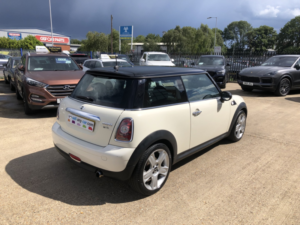 2009 MINI Hatch 1.6 Cooper Hatch in White — image 6