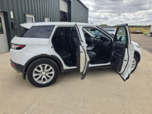 2014 Land Rover Range Rover Evoque 2.2 Sd4 Pure SUV 5dr Diesel Auto 4WD Euro 5 (s/s) (190 Ps) in White — image 4