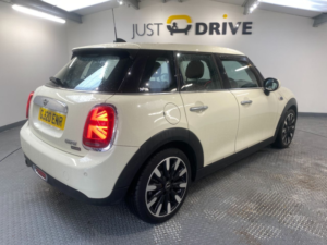 2020 MINI Hatch 1.5 Cooper Exclusive Hatchback 5dr Petrol Manual Euro 6 (s/s) (136 Ps) in White — image 5