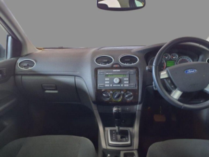 2005 Ford Focus 1.6 Ghia 5dr in Blue — image 3