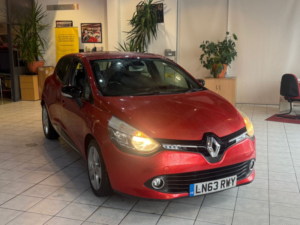 2013 Renault Clio 1.5 Dci Dynamique Medianav in Red — image 2