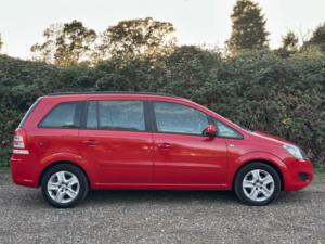 2013 Vauxhall Zafira 1.6 16v Exclusiv in Red — image 4
