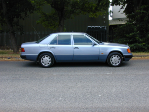 1993 Mercedes-Benz 220 Ref 8817 - Benz W124 220e Automatic Saloon (rhd - Uk Car) in Blue — image 2