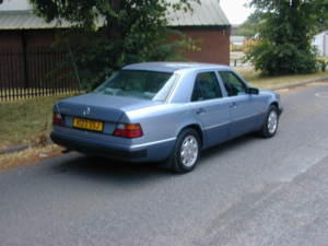 1993 Mercedes-Benz 220 Ref 8817 - Benz W124 220e Automatic Saloon (rhd - Uk Car) in Blue — image 3