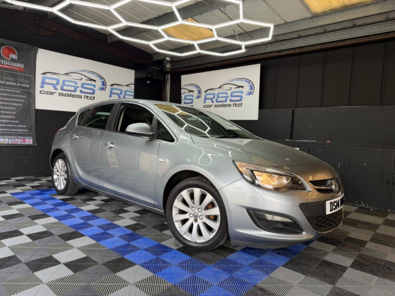 2014 Vauxhall Astra 1.6 16v Tech Line in Silver — image 1