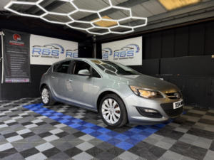 2014 Vauxhall Astra 1.6 16v Tech Line in Silver — image 4