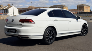 2016 Volkswagen Passat 2.0 Tdi Bluemotion Tech R-Line in White — image 4
