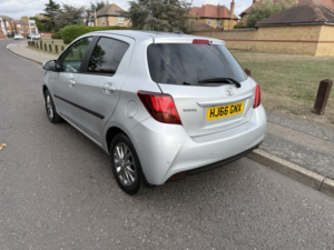 2016 Toyota Yaris 1.3 Dual Vvt-I Icon in Silver — image 4