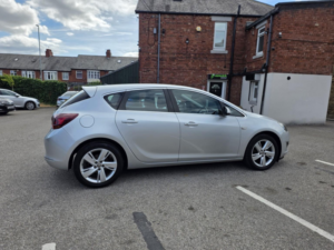 2012 Vauxhall Astra 1.6 16v Sri in Silver — image 2