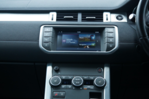 2017 Land Rover Range Rover Evoque 2.0 Td4 Se Tech in White — image 4