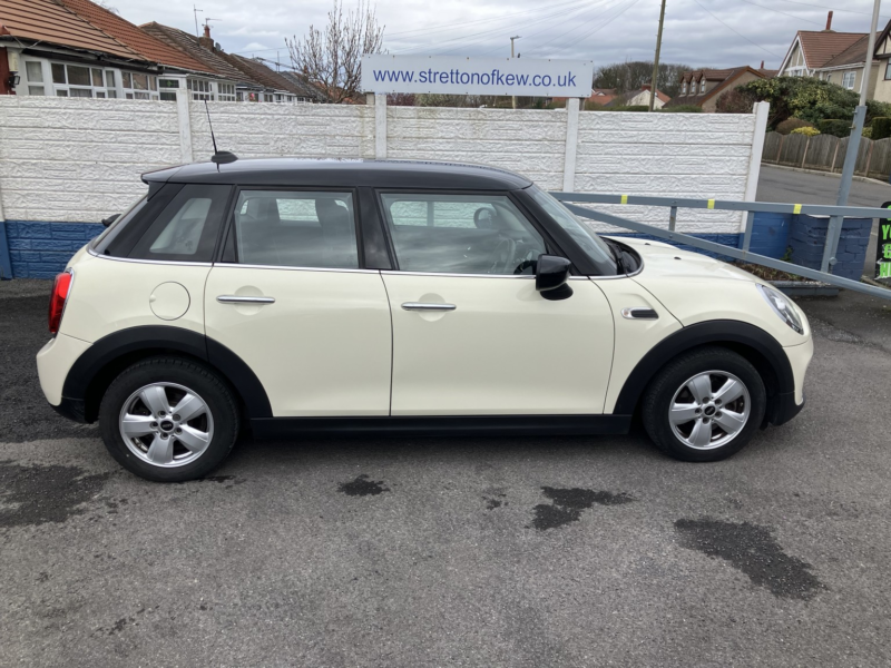 2019 MINI Hatch 1.5 5-Door Hatch Cooper Classic in White — image 1