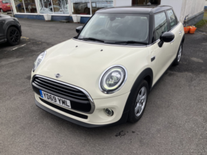 2019 MINI Hatch 1.5 5-Door Hatch Cooper Classic in White — image 6