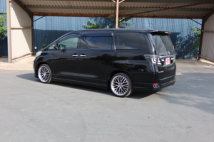 2013 Toyota Alphard 240x 8 Seats in Black — image 4