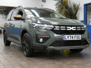 2024 Dacia Jogger 1.6 Hybrid Extreme MPV 5dr Petrol Hybrid Auto Euro 6 (s/s) (140 Ps) in Green — image 5